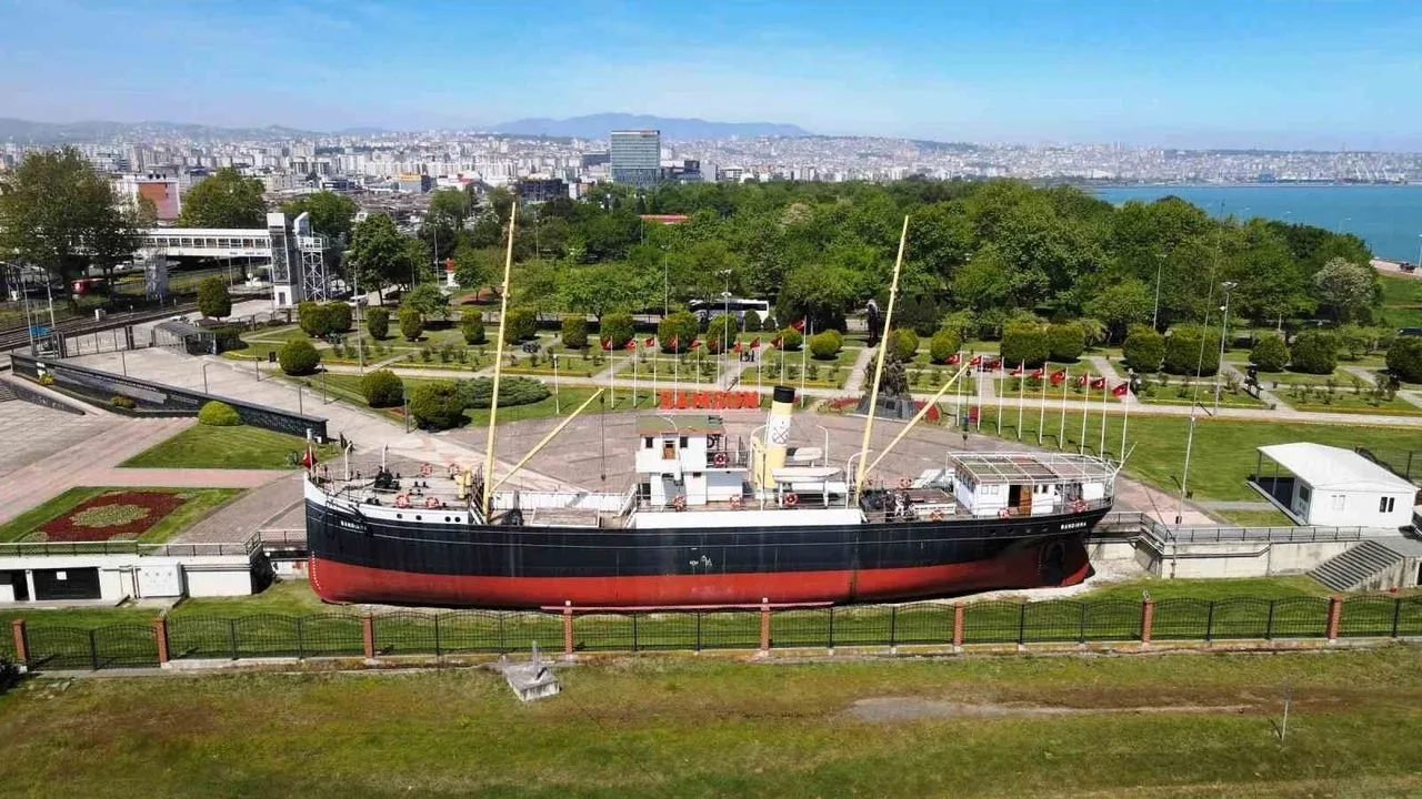 Atatürk Parkı (Bandırma Vapuru Alanı)